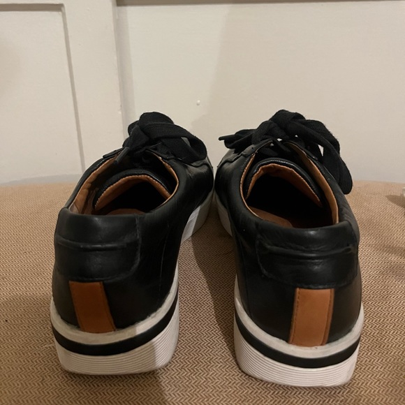 Gentle Souls by Kenneth Cole black leather sneakers. 5.5 - Picture 2 of 5